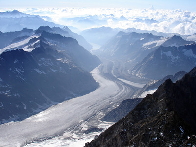 L'Unteraar gletscher e molto lontano il Grimsel see, visto dalla cima dell'Lauteraarhorn 4042 m L'Unteraar gletscher e molto lontano il Grimsel see, visto dalla cima dell'Lauteraarhorn 4042 m