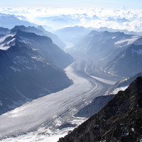 L'Unteraar gletscher e molto lontano il Grimsel see, visto dalla cima dell'Lauteraarhorn 4042 m