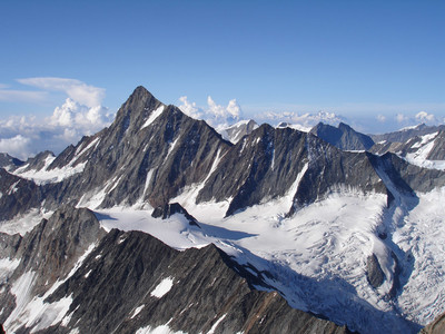 Il versante NNE del Finsteraarhorn 4273,9 m e dell'Agassizhorn 3953 m,visti dal Lauteraarhorn 4042 m. Il versante NNE del Finsteraarhorn 4273,9 m e dell'Agassizhorn 3953 m,visti dal Lauteraarhorn 4042 m.