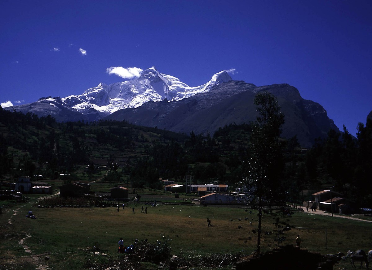 Match de foot à Yungay, au pied du Huascaran