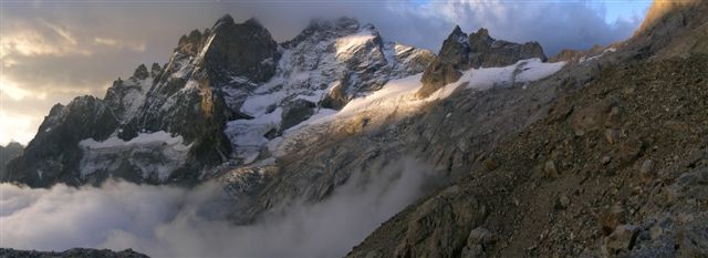 Vue sur Roche Méane et la Grande Ruine depuis le pied de la Pointe Emma