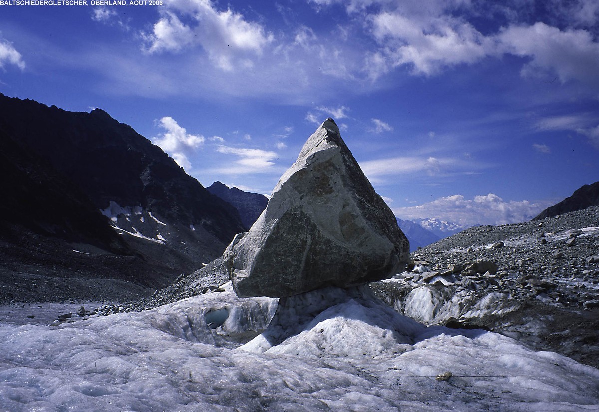 Bloc en équilibre sur le Baltschiedergletscher