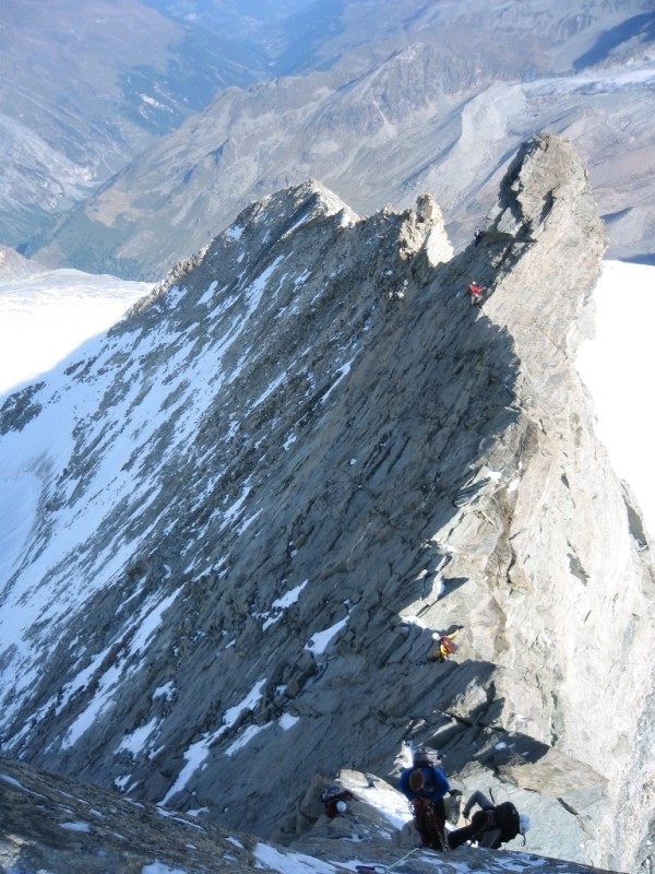 Vue sur l'arête Nord du Zinalrothorn depuis le sommet de la bosse