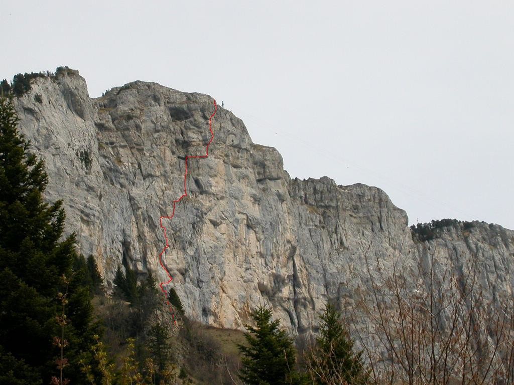 Photo de la face du Parmelan montrant la voie des AVERSES
