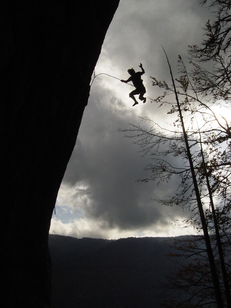 Nico s'envole dans "Je t'en remets au vent" à Welschenrohr, Suisse.