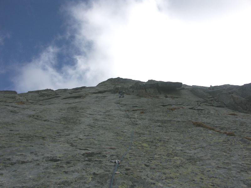 Cime des Planettes, Alain Marois dans les dalles en 5c.