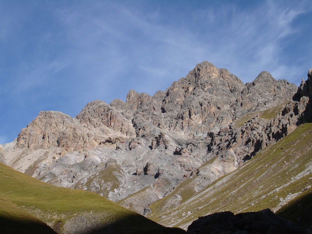 Il Piz Saliente 3048 m versante ESE, risalendo la Val Saliente.