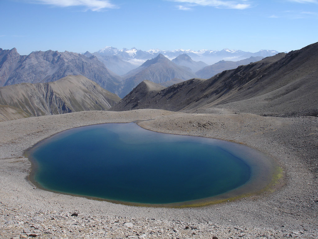 Il Lago di quota 2853 m appena sotto a SE del Piz Chaschauna o Pizzo Casana 3070 m.