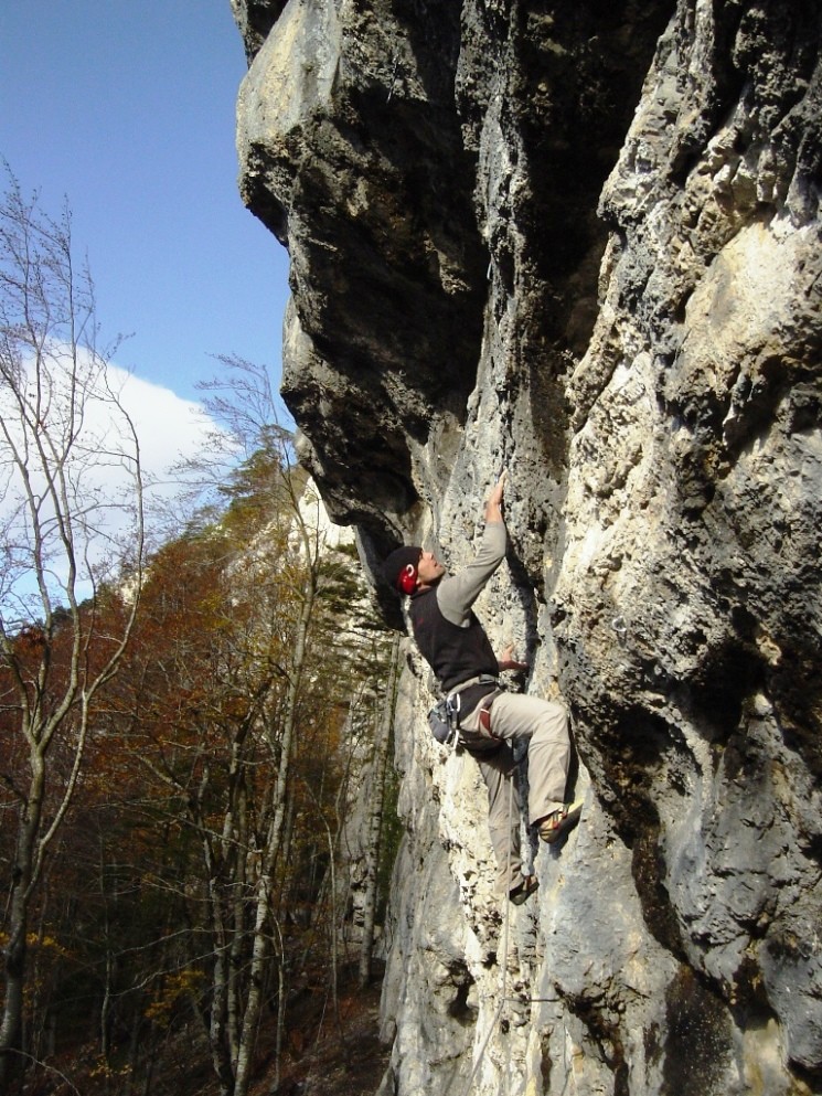 Julien Zambetti dans "Madness" au secteur "Mur bleu" à Plagne, Suisse.
