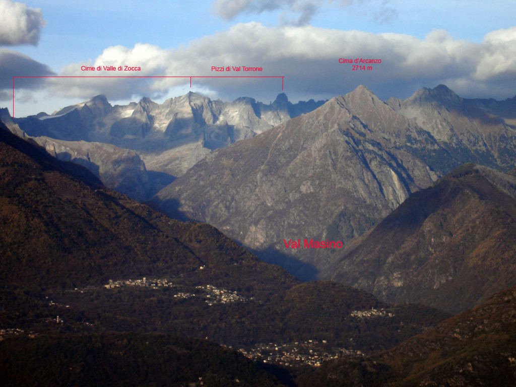 Panorama sulle cime della Val Masino, dalla Valle di Gerola (Rasura).