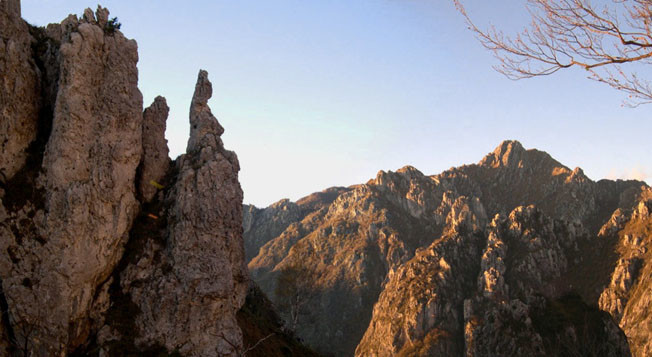 Pinnacoli , Pizzoni e il Torrione di Valsolda al tramonto