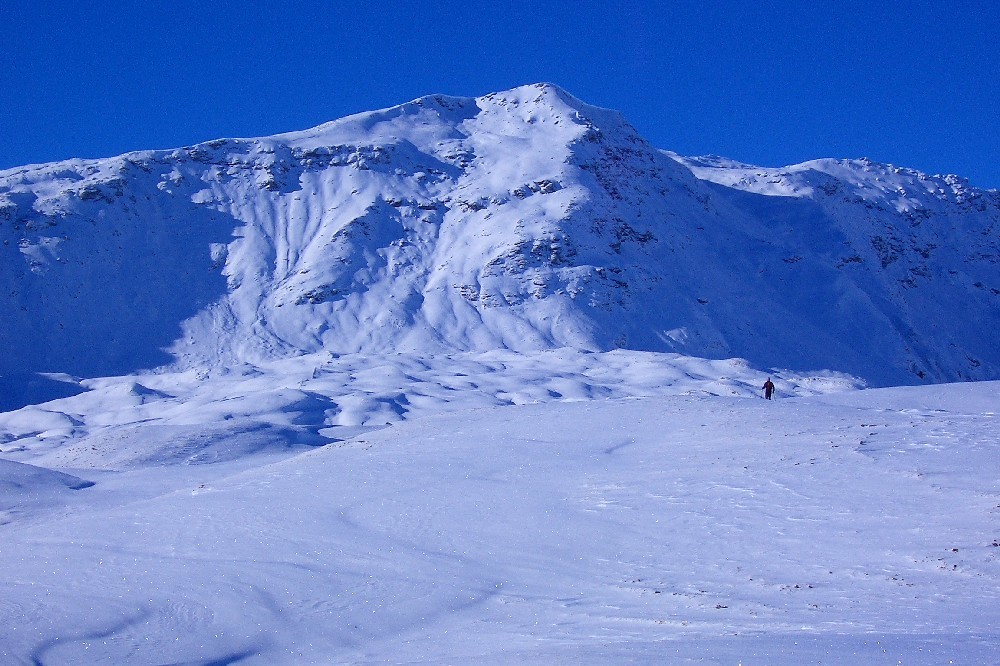 La cima: ci si arriva per il dossone di sinistra che si prende raggiungendo un'evidente depressione , non visibile nella foto ripresa nel 12/2004