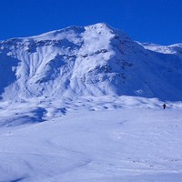 La cima: ci si arriva per il dossone di sinistra che si prende raggiungendo un'evidente depressione , non visibile nella foto ripresa nel 12/2004