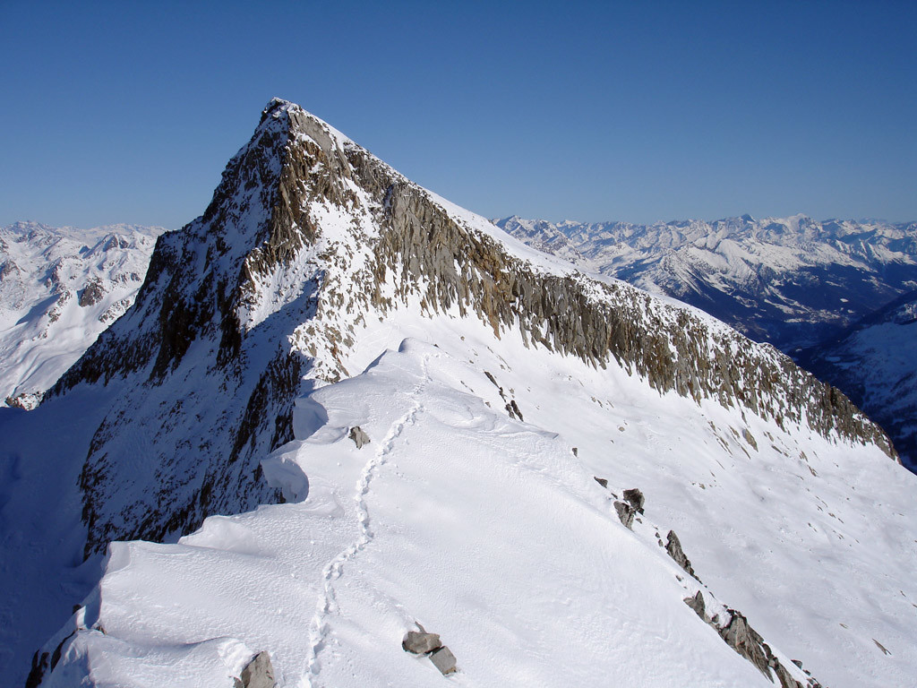 La bella piramide del Pizzo Pesciora 3122 m dal versante WSW.