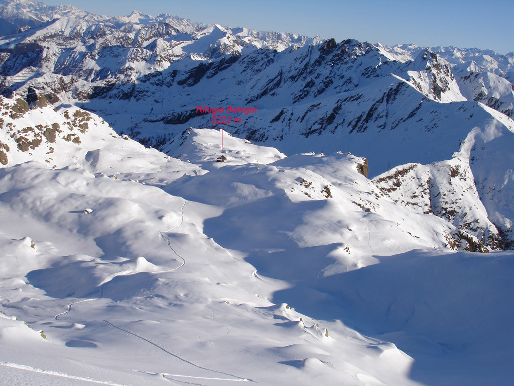 La conca del Rifugio Benigni, vista dalla Cima di Val Pianella 2349 m.