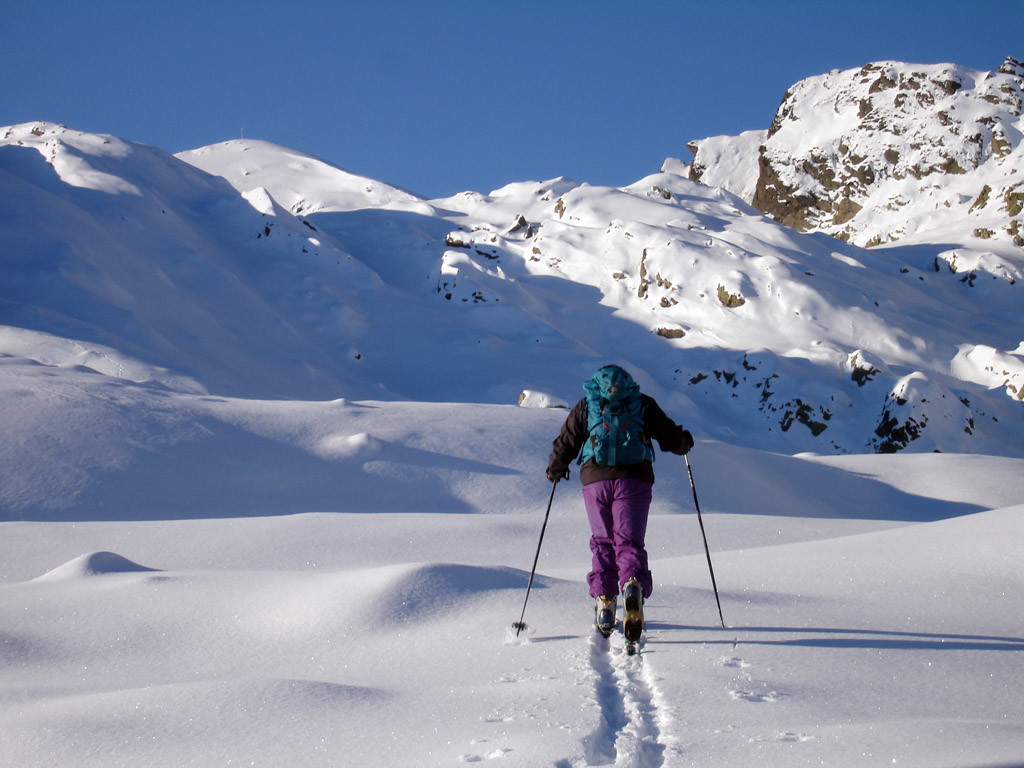 Roberto batte la traccia, sullo sfondo la Cima di Val Pianella 2349 m, nei pressi del Rifugio Benigni.