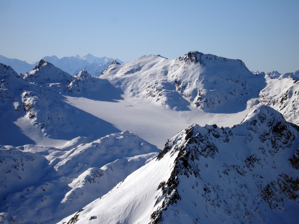 Il Marchhorn 2962 m ed in primo piano il Pizzo di Cavagnoo 2936 m, visti dal Poncione di Valleggia 2873 m.