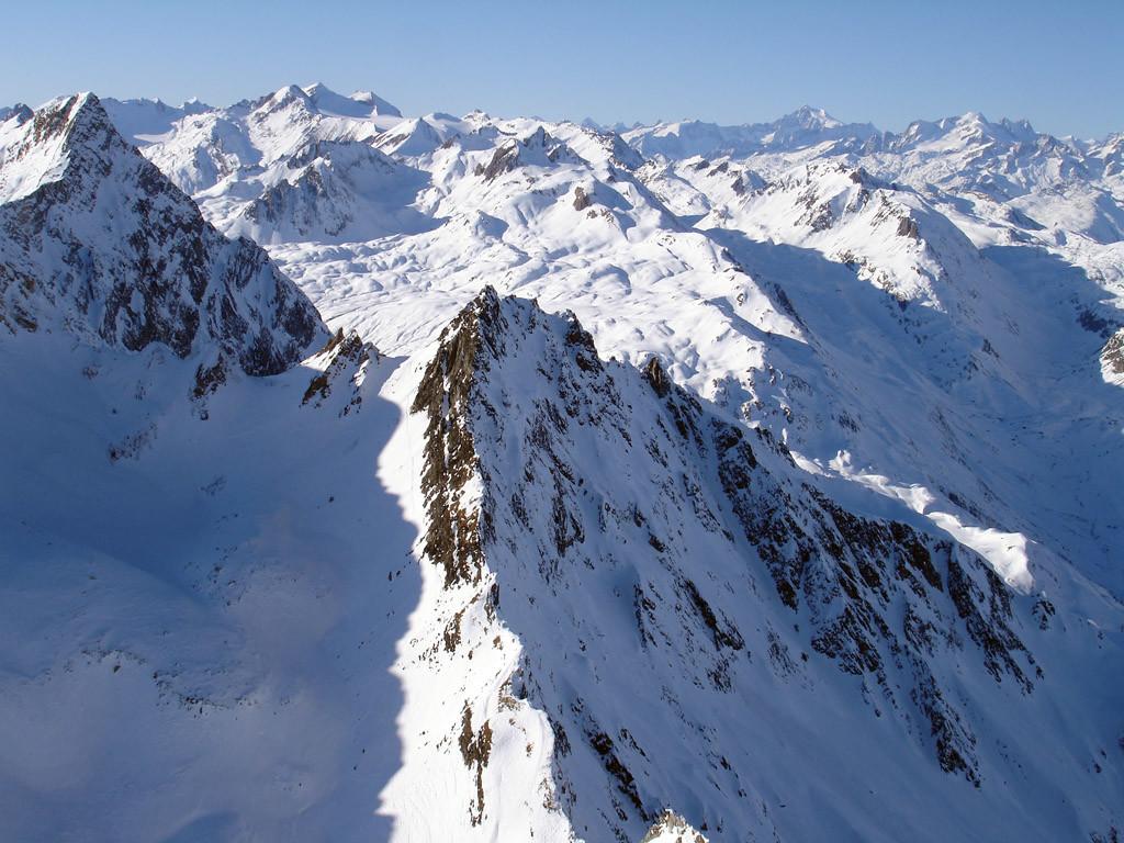 Il Pizzo Grandinagia 2774 m ed il passo omonimo.