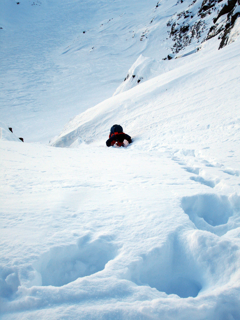 Giovanni mentre scende verso gli sci sul versante NE del Poncione di Valleggia 2873 m