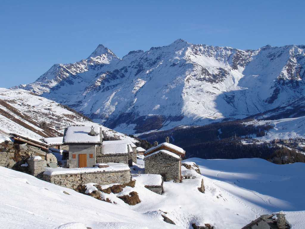 Le baite di Cusone 2000 m ca, durante la saita al Pizzo della Sancia 2714 m.