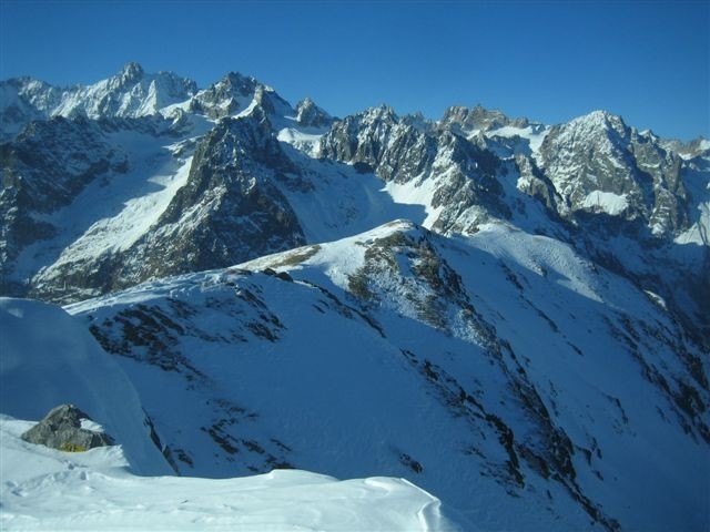 Panorama du sommet et descente NE (à droite, à l'ombre)