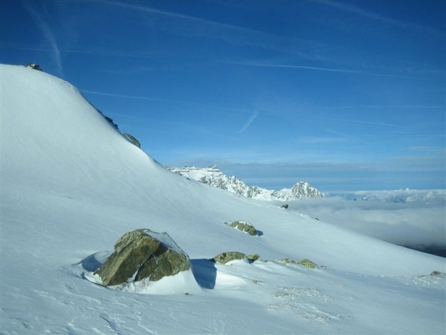 les Dents du Midi au loin
