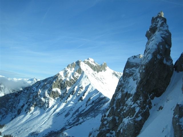 dans la descente de la belle pente N sous l'arête E (le Roc d'Enfer derrière)
