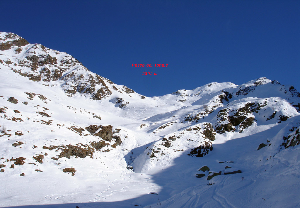 Il versante W del Cima Tonale, prima del Passo del Tonale 2352 m.