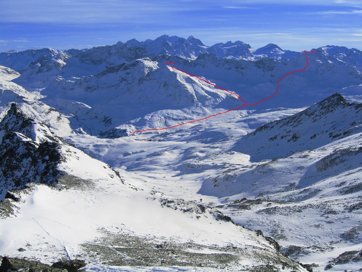 La Val Gronda dalla cima; in rosso gli itinerari per la Roccabella e Grevasalvas