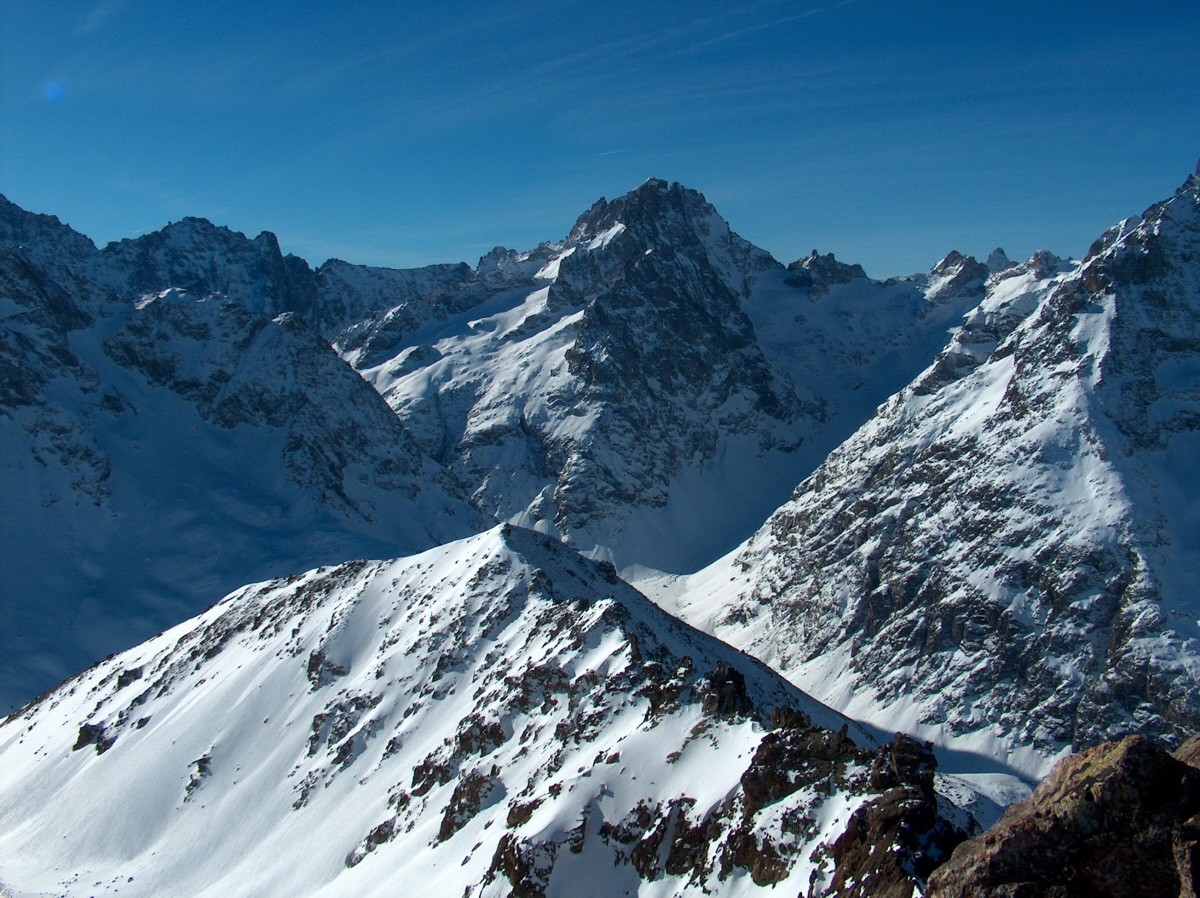 Du sommet vers la Grande Ruine .