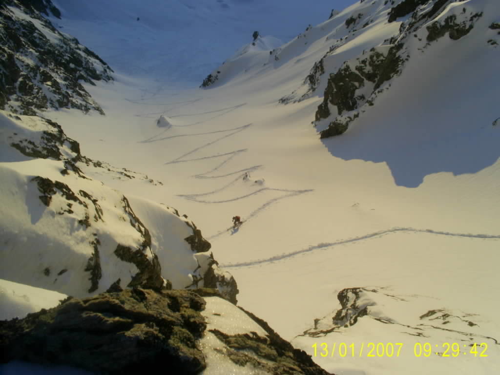 Mick arrive au sommet du col de Golette avec le soleil