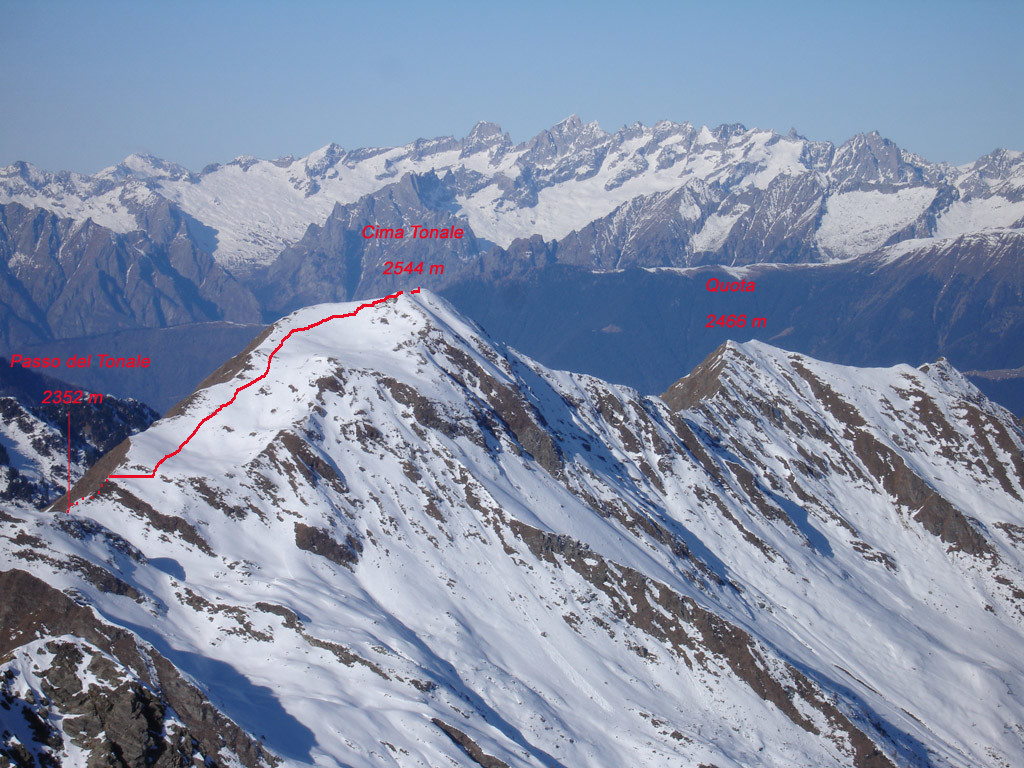 La Cima Tonale 2544 m versante ESE, vista dal Monte Masoni 2663 m.