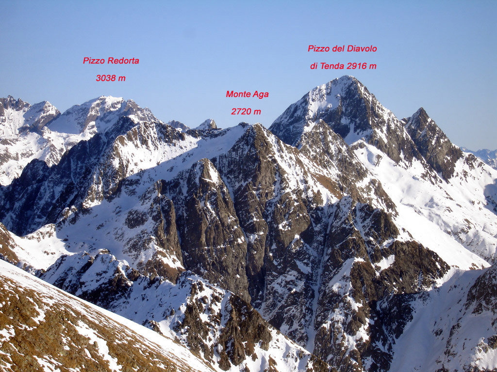 Il panorama dalla cima del Monte Masoni 2663 m verso Est.