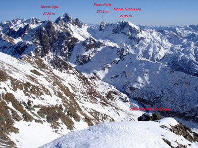 Il panorama dalla cima del Monte Masoni 2663 m verso Est.