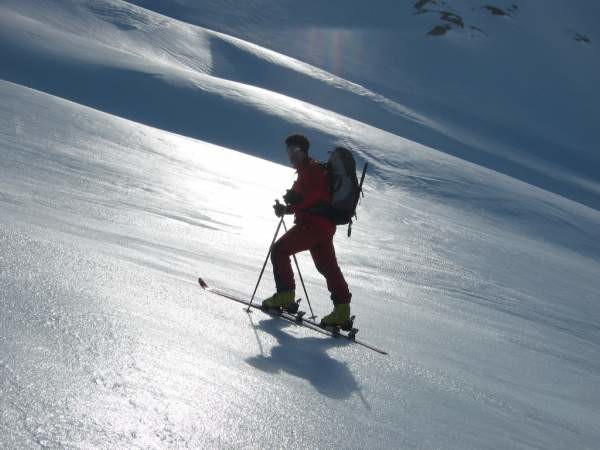 Salendo al Lucendro su una pista da pattinaggio.