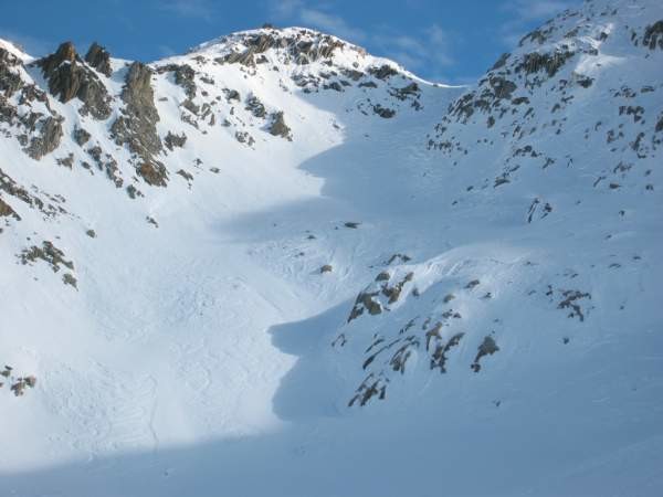 Canalone che porta al colletto sulla cresta nord del Lucendro.