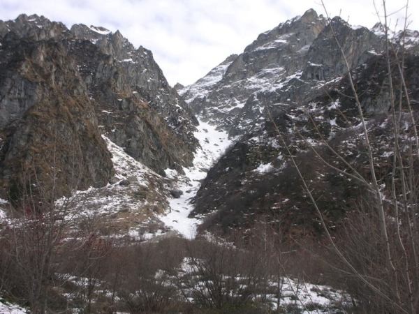 Le début du couloir vu du chemin d'approche