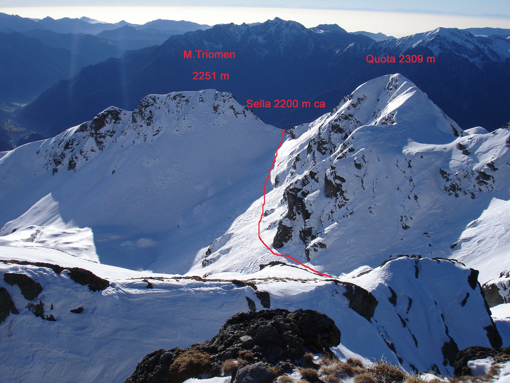 Il Monte Triomen 2251 m, visto dal Ponteranica Centrale 2372 m.