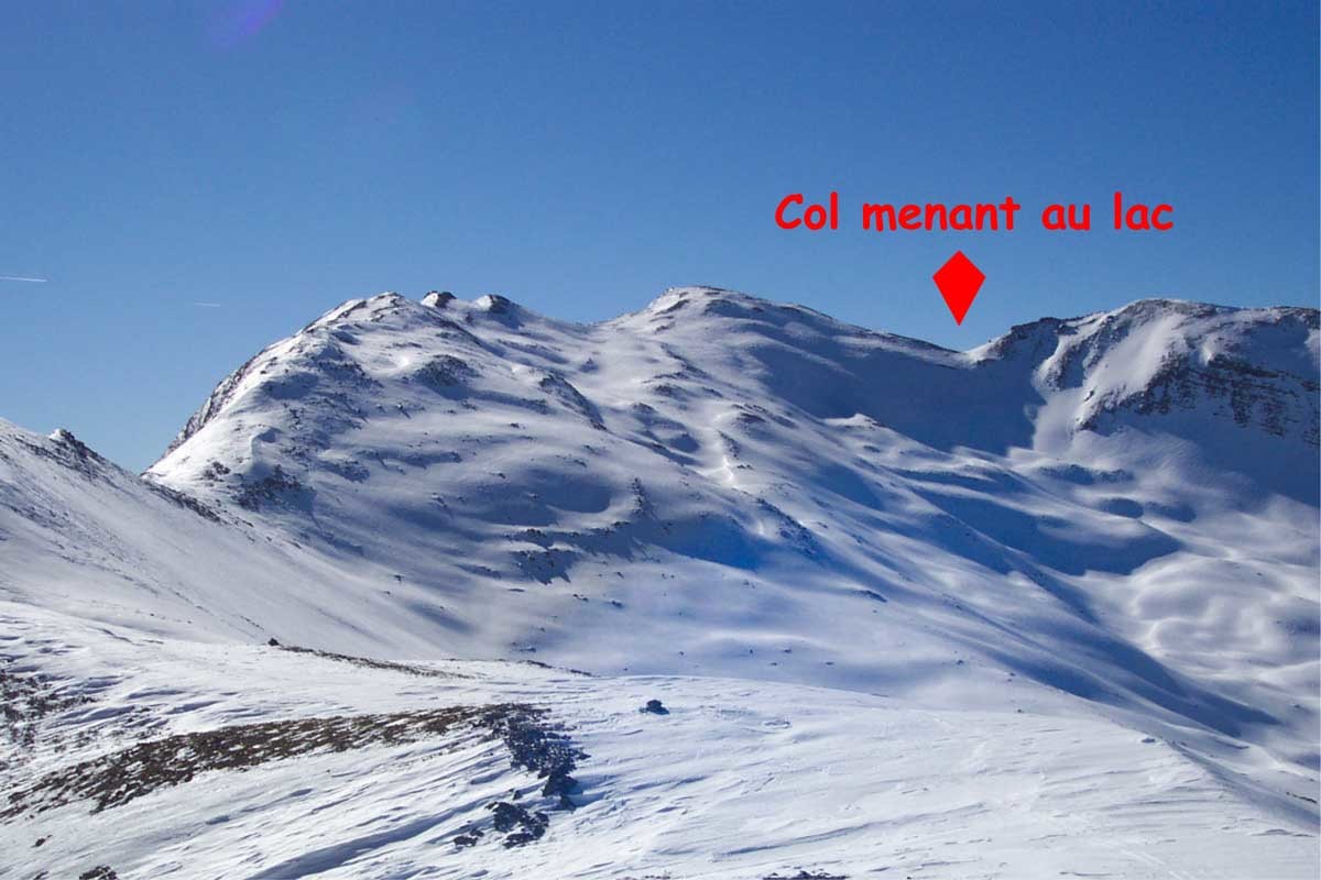 Traversée descendante et remontée vers le col qui mène au Lac
