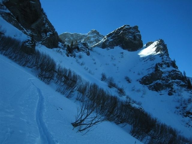 En remontant au-dessus des chalets d'Entre-Deux-Pertuis