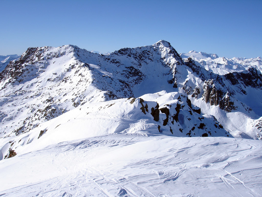 Il bel panorama dalla cima del Poncione di Tremorgio 2669 m.