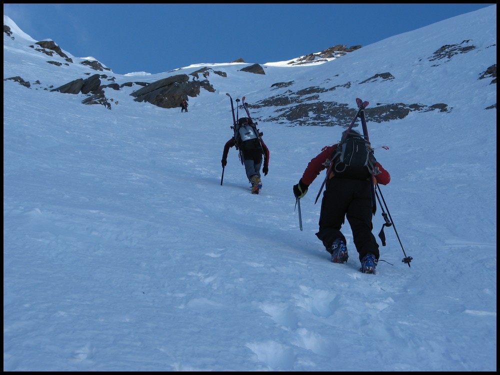 Sous les rochers