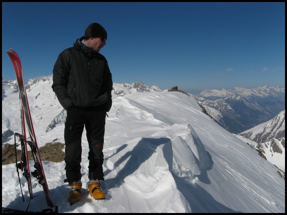 Alex regarde le couloir