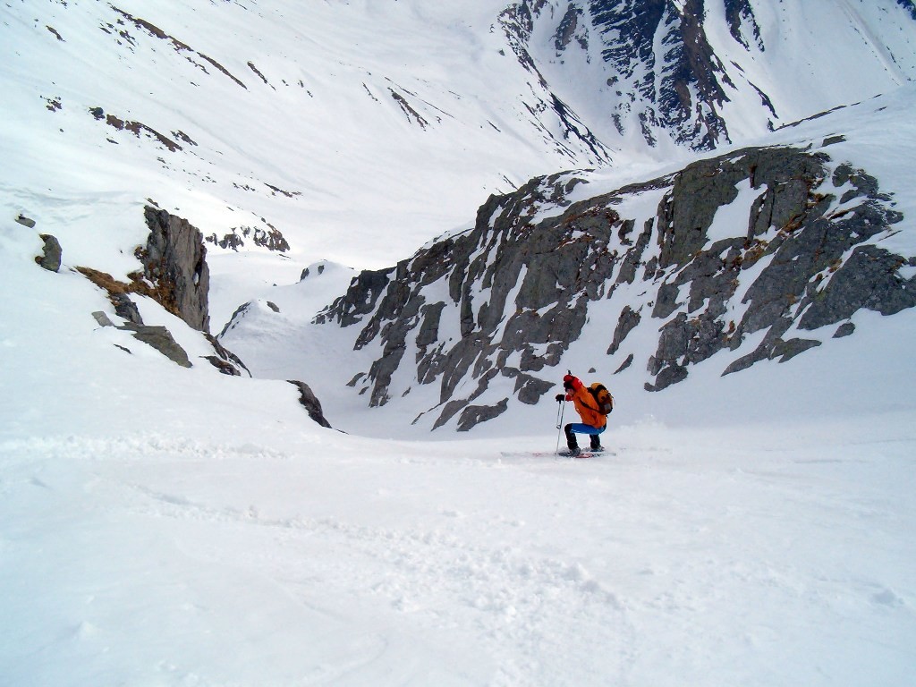 In discesa nel canalone SE del Piz Medel