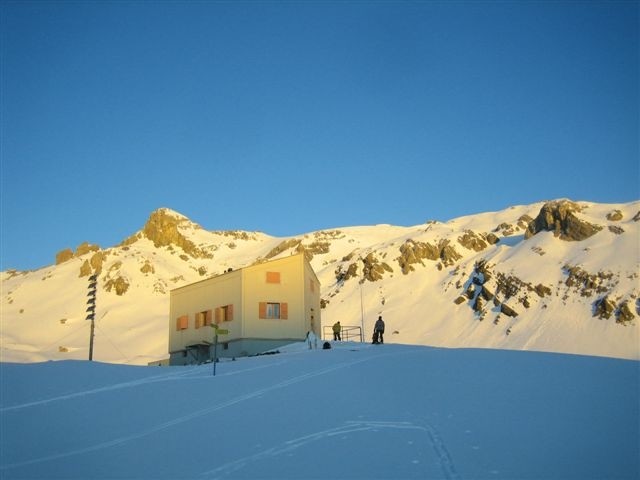 Cabane des Audannes au soleil levant