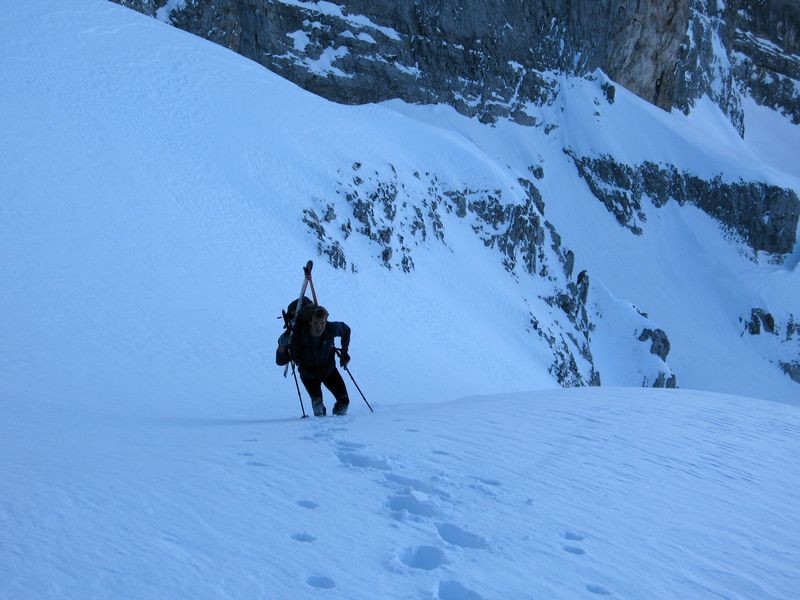 Fifi à la montée vers le trou de la pierre du Mont-blanc