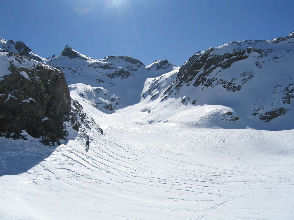 Lo splendido vallone finale che conduce in cima e al passo Bondone in centro