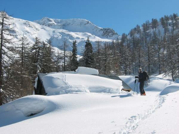 Salendo al Grosses Scinhorn. Baita in localita Schare