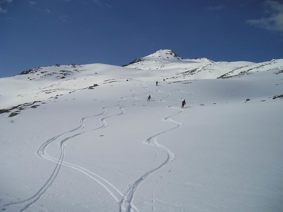 serpentine in discesa dal Corno La Resa (sullo sfondo)