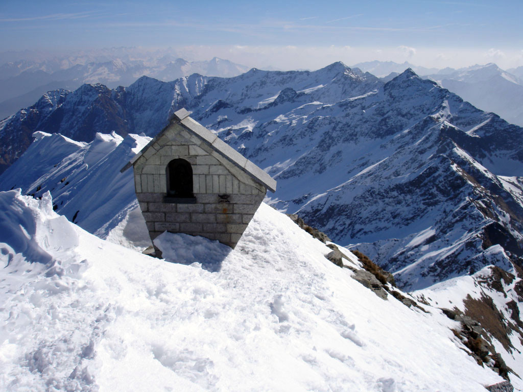 La cappelletta in cima al Monte Legnone 2610 m.